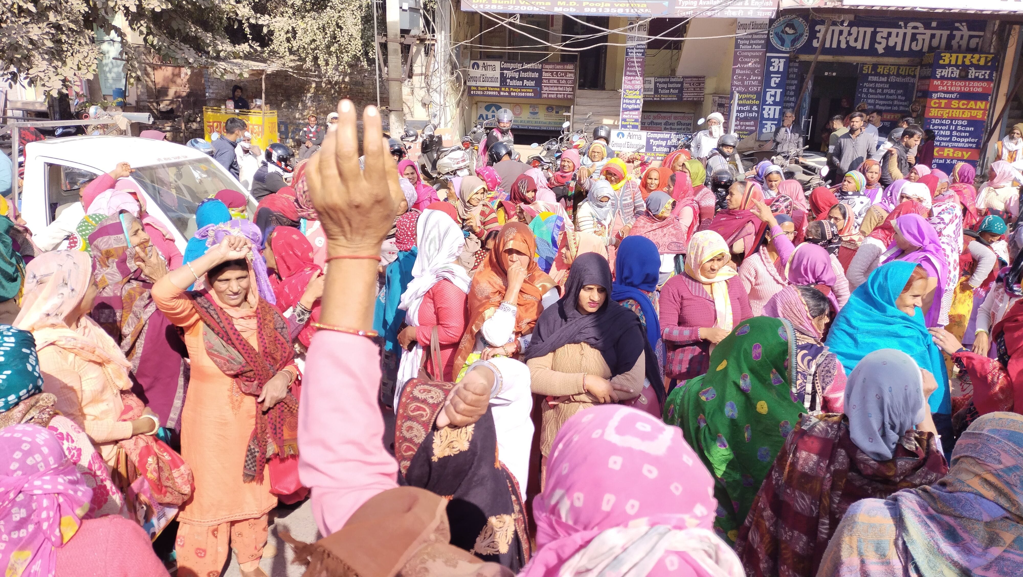 हुड्डा पार्क के सामने रोड जाम करतीं आंगनबाड़ी कार्यकर्ता। संवाद हुड्डा पार्क के सामने रोड जाम करतीं आंगनबाड़ी कार्यकर्ता। संवाद