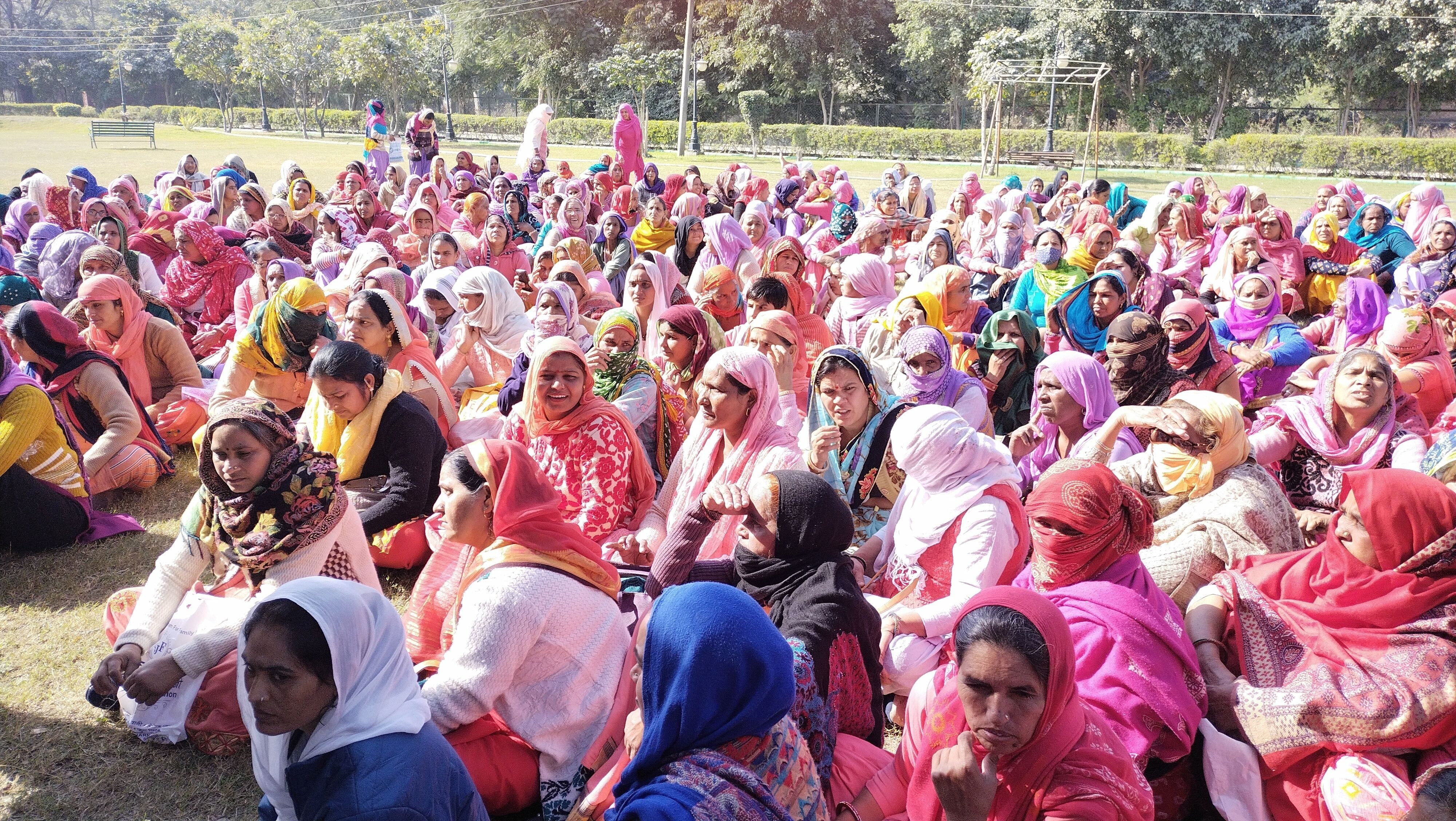 हुड्डा पार्क महेंद्रगढ़ में बैठक करतीं आंगनबाड़ी कार्यकर्ता। संवाद हुड्डा पार्क महेंद्रगढ़ में बैठक करतीं आंगनबाड़ी कार्यकर्ता। संवाद
