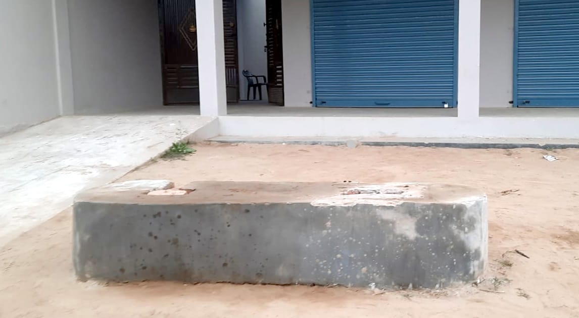 बिजनौर में बालावाली क्षेत्र के गांव गोपालपुर में उखाड़ी गई फर्जी पेट्रोल पंप की मशीन।