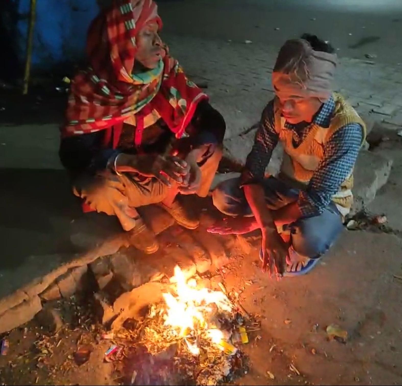 शहर के घुमना पर सर्दी से बचने के लिए कूड़ा जलाकर हाथ सेंकते लोग। संवाद शहर के घुमना पर सर्दी से बचने के लिए कूड़ा जलाकर हाथ सेंकते लोग। संवाद
