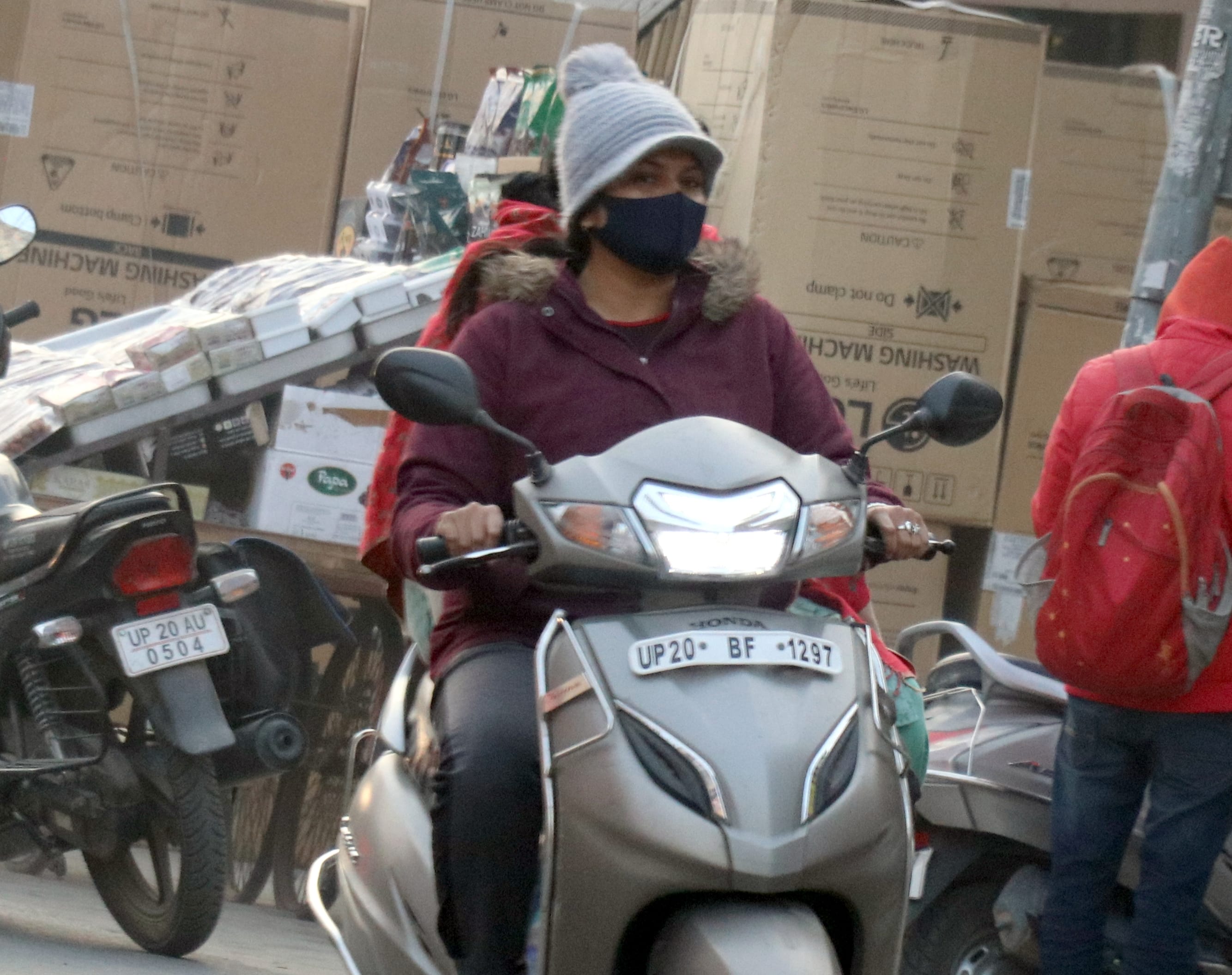 बिजनौर में ठंड में जाती स्कूटी सवार।