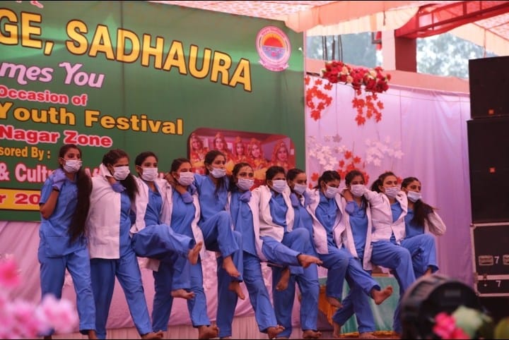 कार्यक्रम में नर्स की वेशभूषा पहनकर प्रस्तुति देती छात्राएं। संवाद कार्यक्रम में नर्स की वेशभूषा पहनकर प्रस्तुति देती छात्राएं। संवाद