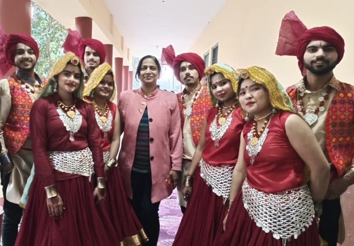 हरियाणवीं डांस में प्रस्तुति देने से पूर्व छात्राएं स्टॉफ के साथ। संवाद हरियाणवीं डांस में प्रस्तुति देने से पूर्व छात्राएं स्टॉफ के साथ। संवाद