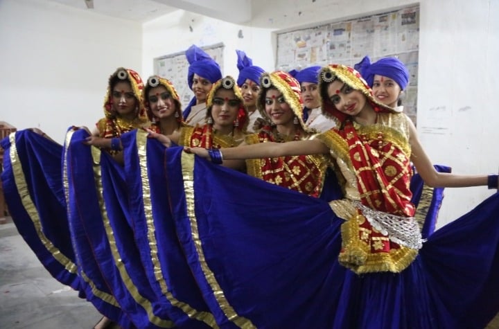 कार्यक्रम में प्रस्तुति देने से पहले अभ्यास करतीं छात्राएं। संवाद कार्यक्रम में प्रस्तुति देने से पहले अभ्यास करतीं छात्राएं। संवाद