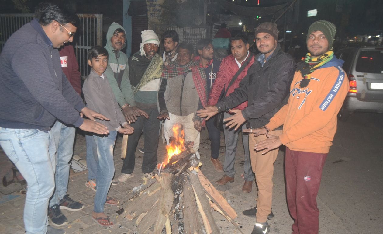 ठंड में तहसील चौराहे पर आग जलाकर हाथ सेंकते लोग   संवाद