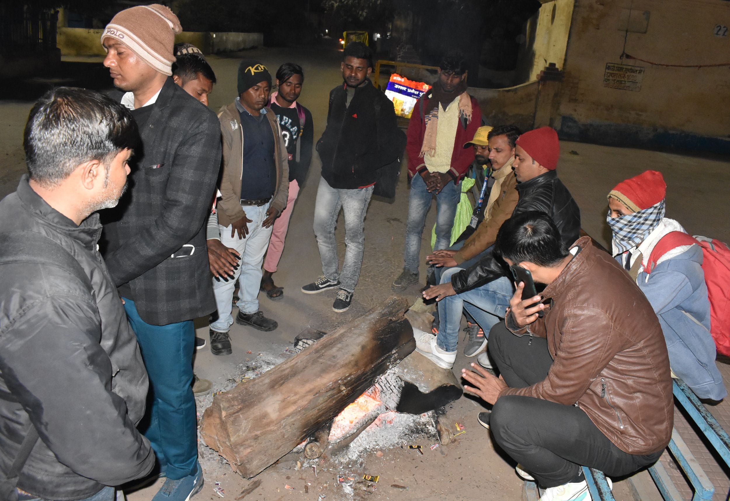 रेलवे स्टेशन के बाहर अलाव तापते यात्री। संवाद रेलवे स्टेशन के बाहर अलाव तापते यात्री। संवाद