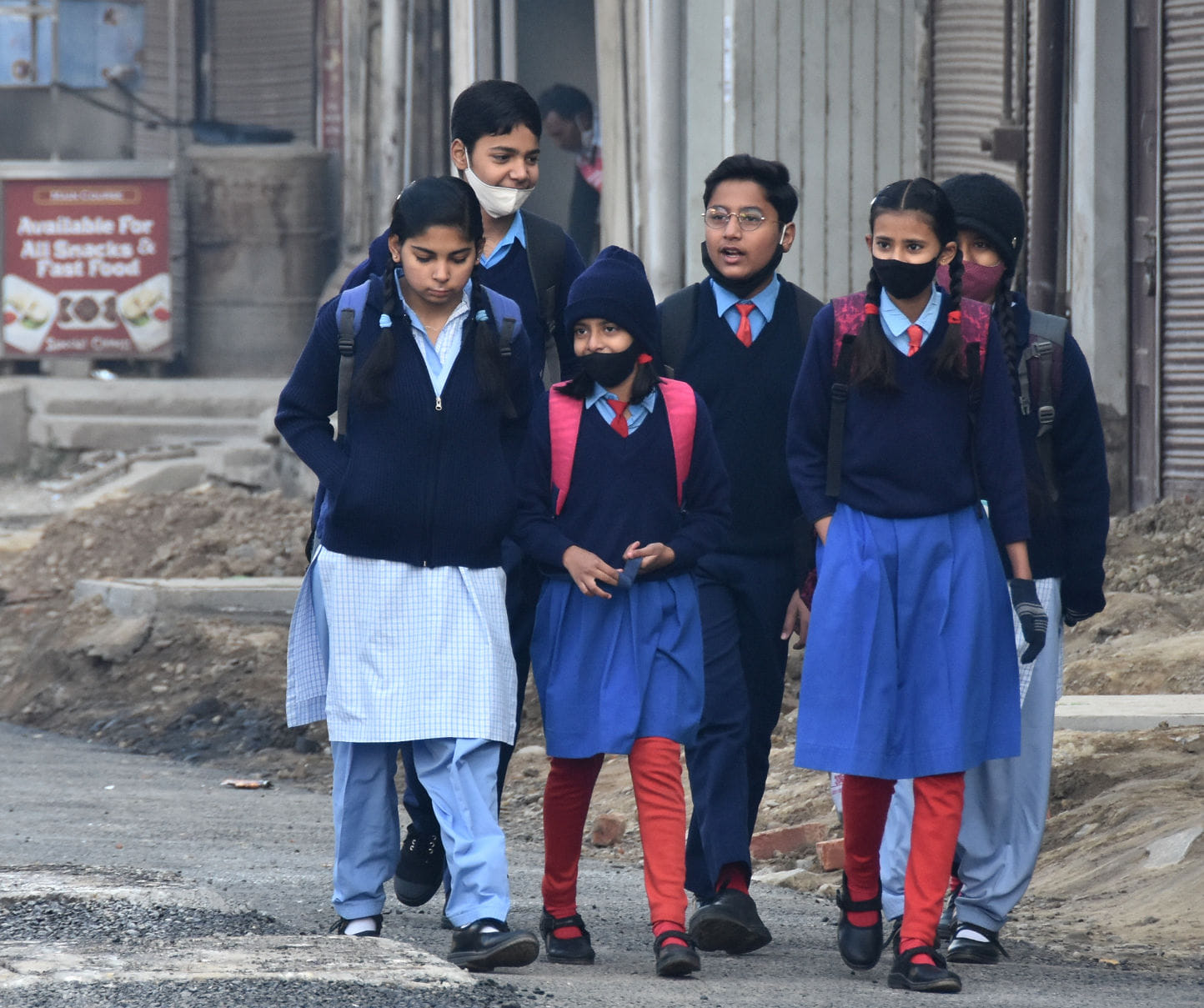 सहारनपुर में  ठंड में स्कूल जाते छात्र छात्राएं