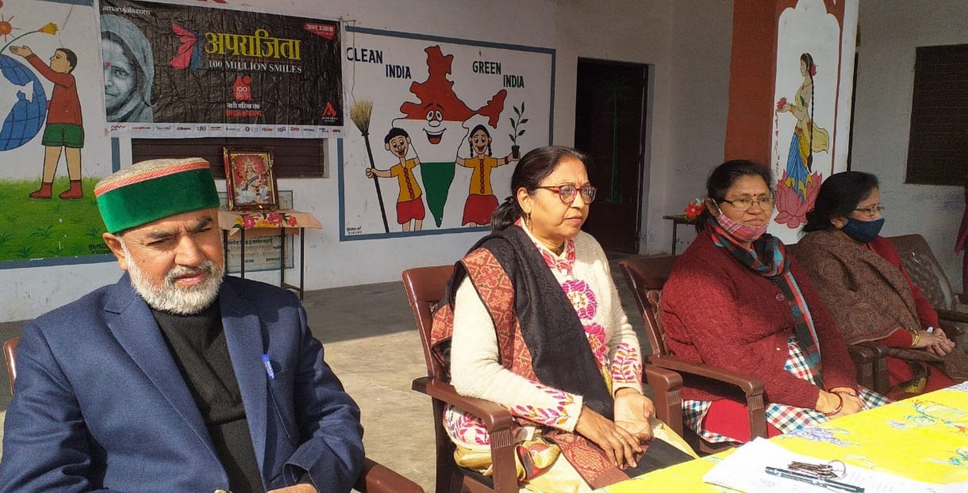 केदारनाथ महिला इंटर कॉलेज में आयोजित अपराजिता कार्यक्रम में मौजूद अतिथि। संवाद