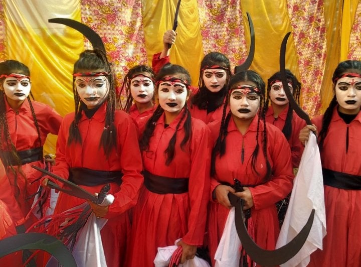 मुखौटे पहने यूथ फेस्टिवल में प्रस्तुति देने वाली छात्राएं। संवाद मुखौटे पहने यूथ फेस्टिवल में प्रस्तुति देने वाली छात्राएं। संवाद