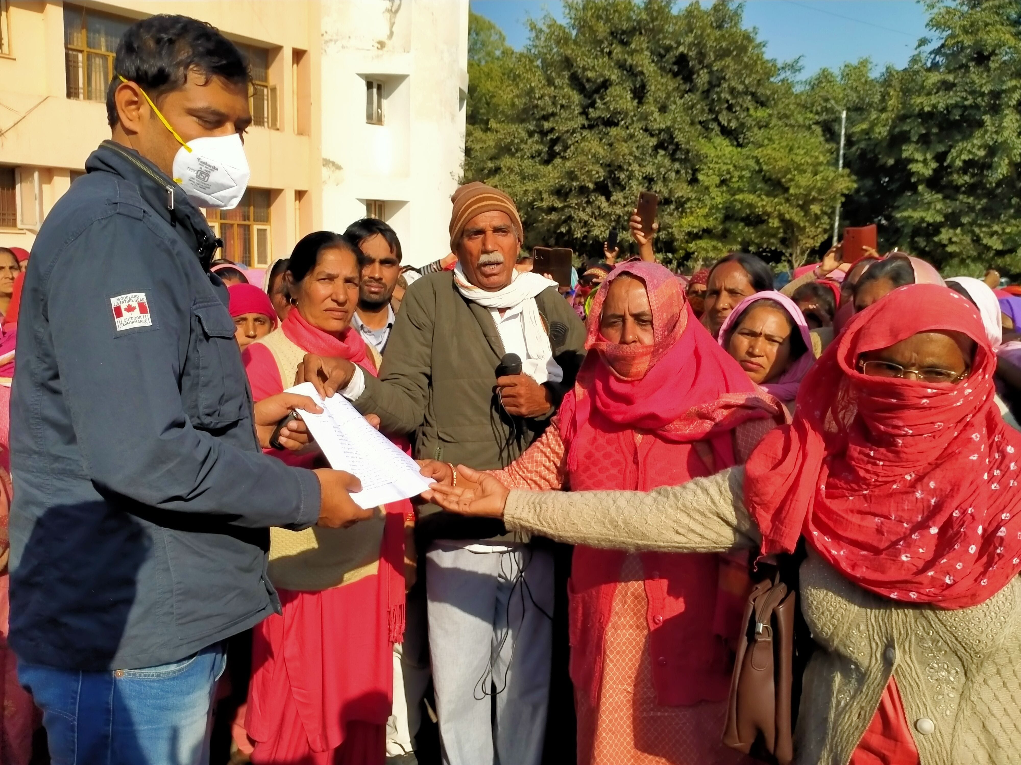 लघु सचिवालय महेंद्रगढ़ में एसडीएम को ज्ञापन सौंपतीं आंगनबाड़ी कार्यकर्ता। संवाद लघु सचिवालय महेंद्रगढ़ में एसडीएम को ज्ञापन सौंपतीं आंगनबाड़ी कार्यकर्ता। संवाद