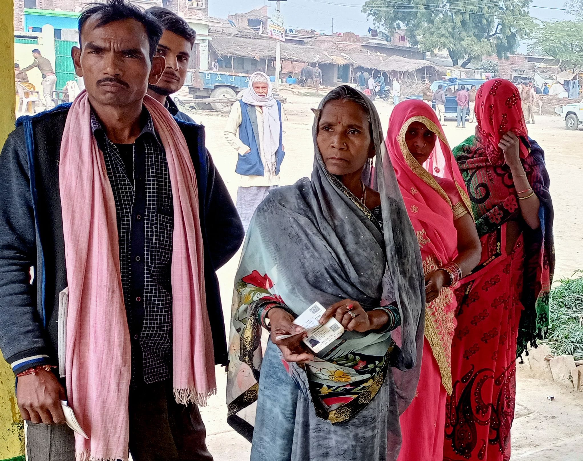 कौडिया प्राथमिक विद्यालय में मतदान के लिए खड़े मतदाता। संवाद कौडिया प्राथमिक विद्यालय में मतदान के लिए खड़े मतदाता। संवाद