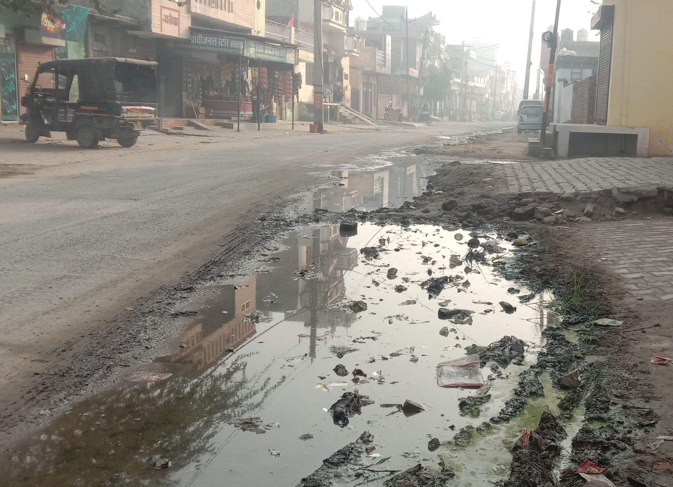 ठप सीवर व्यवस्था के चलते सड़क पर भरा दूषित पानी। ठप सीवर व्यवस्था के चलते सड़क पर भरा दूषित पानी।