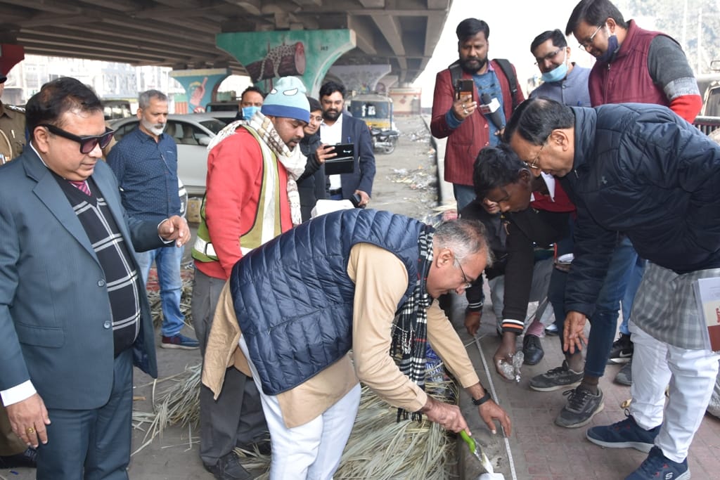 जीटी रोड पर निशानदेही करवाने के लिए चिह्न लगाते हुए सांसद संजय भाटिया, साथ खड़े शहरी विधायक और उप? जीटी रोड पर निशानदेही करवाने के लिए चिह्न लगाते हुए सांसद संजय भाटिया, साथ खड़े शहरी विधायक और उप?