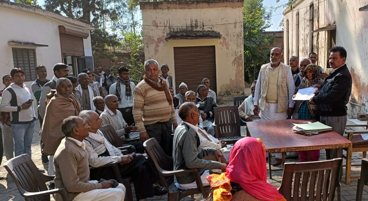 कालूवाला जहानपुर की प्रधान रीना को निर्वाचन प्रमाण पत्र देते चुनाव अधिकारी कालूवाला जहानपुर की प्रधान रीना को निर्वाचन प्रमाण पत्र देते चुनाव अधिकारी