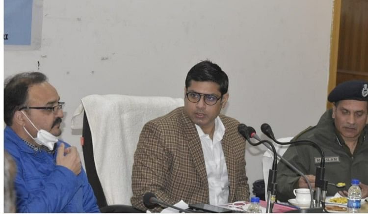 Pertemuan – DC Rajori mengadakan pertemuan dengan semua pejabat distrik, regional
