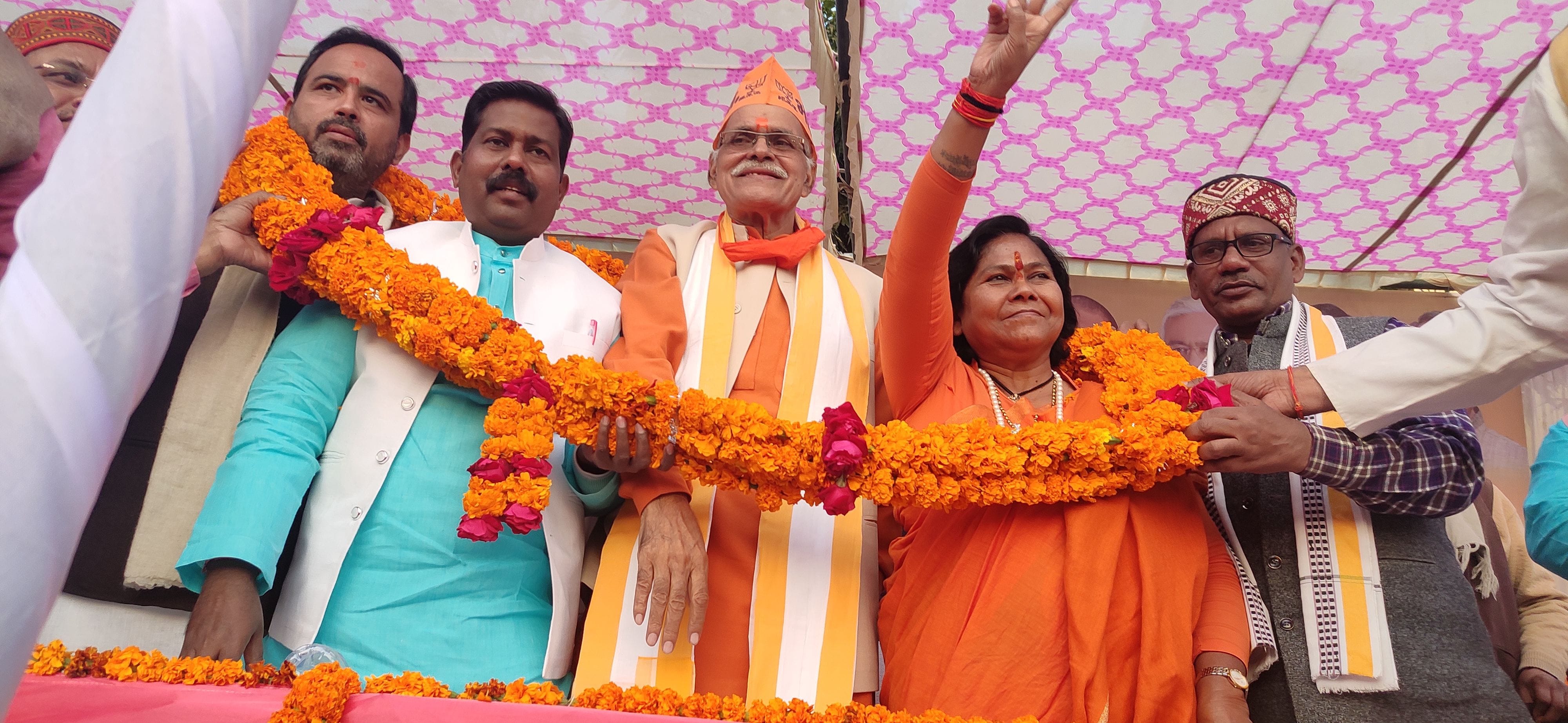 फोटो-9- केंद्रीय मंत्री का भाजपाइयों ने माला पहनाकर स्वागत किया इसके बाद मंत्री ने जनता का अभिवाद?