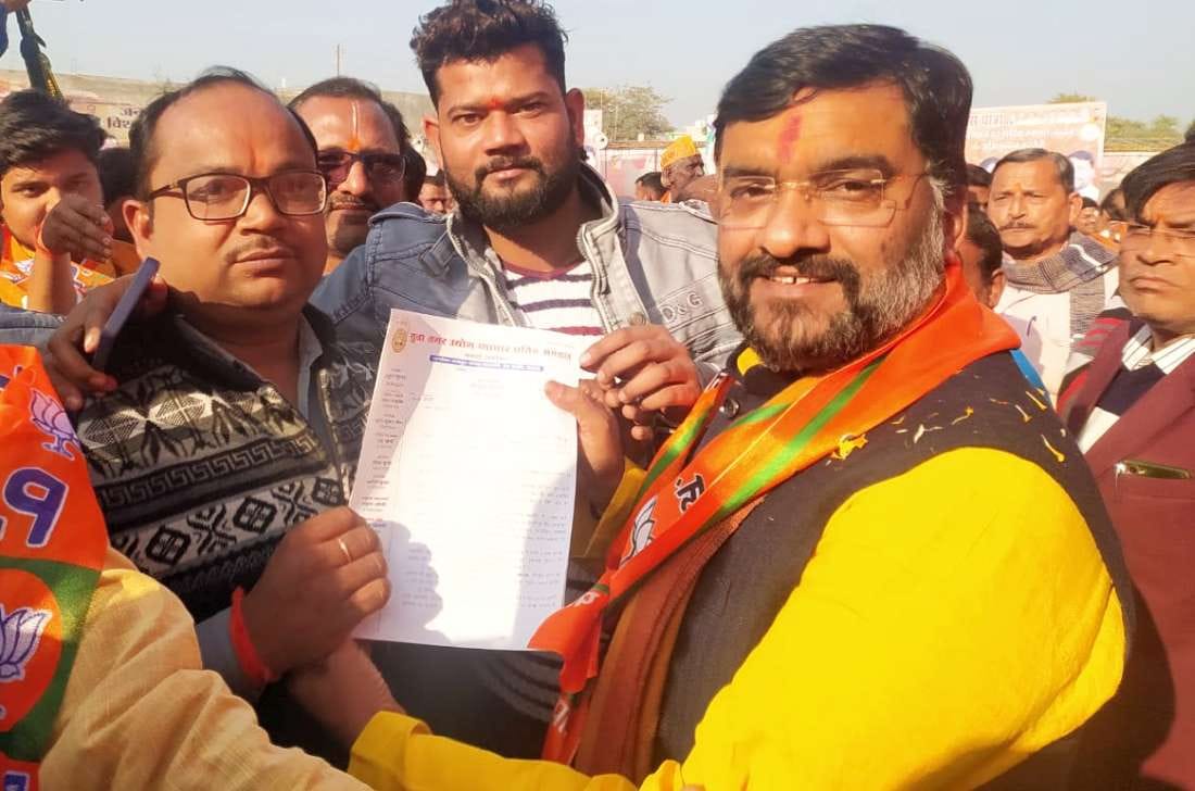 सांसद को ज्ञापन सौंपते व्यापारी।