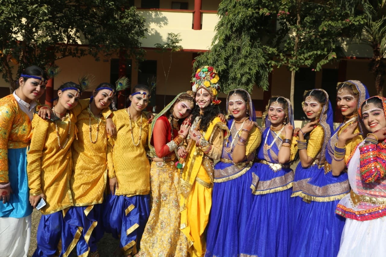 युवा महोत्सव के दौरान राधा-कृष्ण व गोपियों का रूप धरे विद्यार्थी। संवाद युवा महोत्सव के दौरान राधा-कृष्ण व गोपियों का रूप धरे विद्यार्थी। संवाद