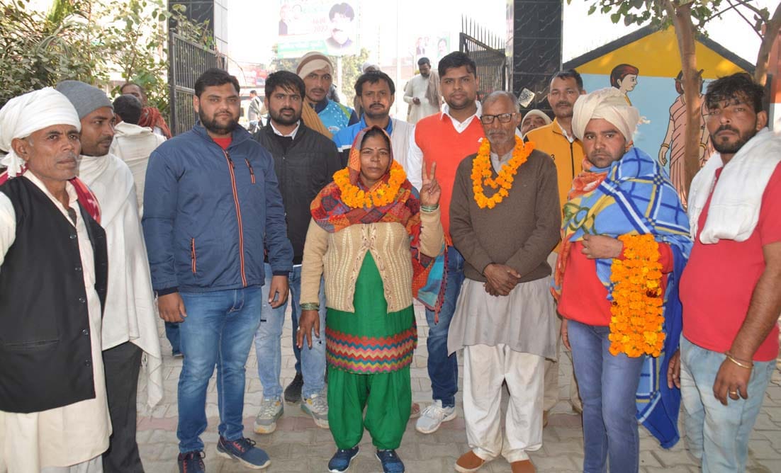बागपत ब्लॉक में खेड़ा इस्लामपुर गांव की  नवनिर्वाचित हुई प्रधान रीना का स्वागत करते ग्रामीण