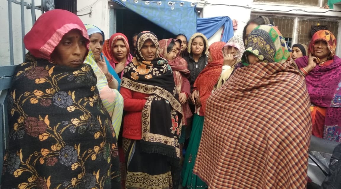 मौत की खबर सुनकर घर पर एकत्रित महिलाएं मौत की खबर सुनकर घर पर एकत्रित महिलाएं