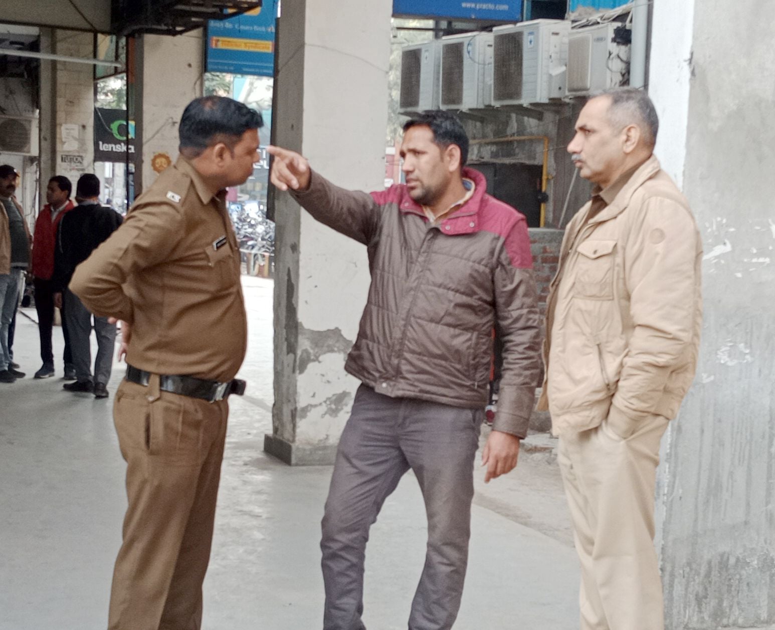 केनरा बैंक में हुई लूट और मौके पर पूछताछ करते पुलिसकर्मी । केनरा बैंक में हुई लूट और मौके पर पूछताछ करते पुलिसकर्मी ।
