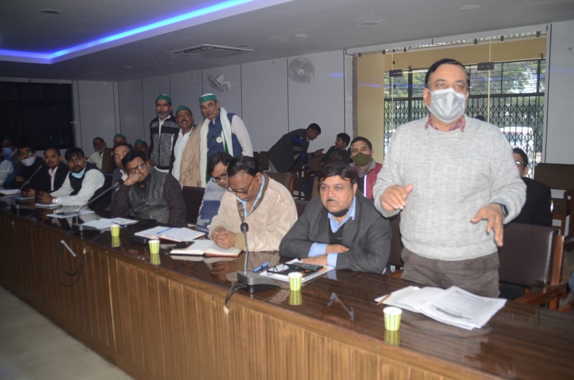 बागपत कलक्ट्रेट में किसान बैठक में किसानों से वार्ता करते एसई रणविजय सिंह