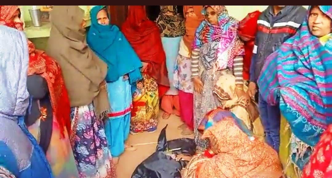 मुजफ्फरनगर : बुढ़ाना के नगवा गांव में महिला की हत्या की सूचना पर एकत्र परिवार व मायके से आई महिलाए? मुजफ्फरनगर : बुढ़ाना के नगवा गांव में महिला की हत्या की सूचना पर एकत्र परिवार व मायके से आई महिलाए?