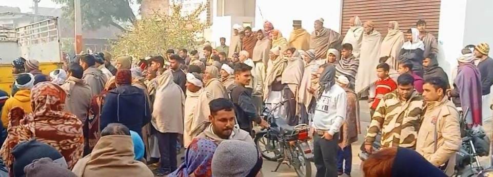 मुजफ्फरनगर : बुढ़ाना के नगवा गांव में महिला की हत्या की सूचना पर एकत्र ग्रामीण व पुलिस। मुजफ्फरनगर : बुढ़ाना के नगवा गांव में महिला की हत्या की सूचना पर एकत्र ग्रामीण व पुलिस।