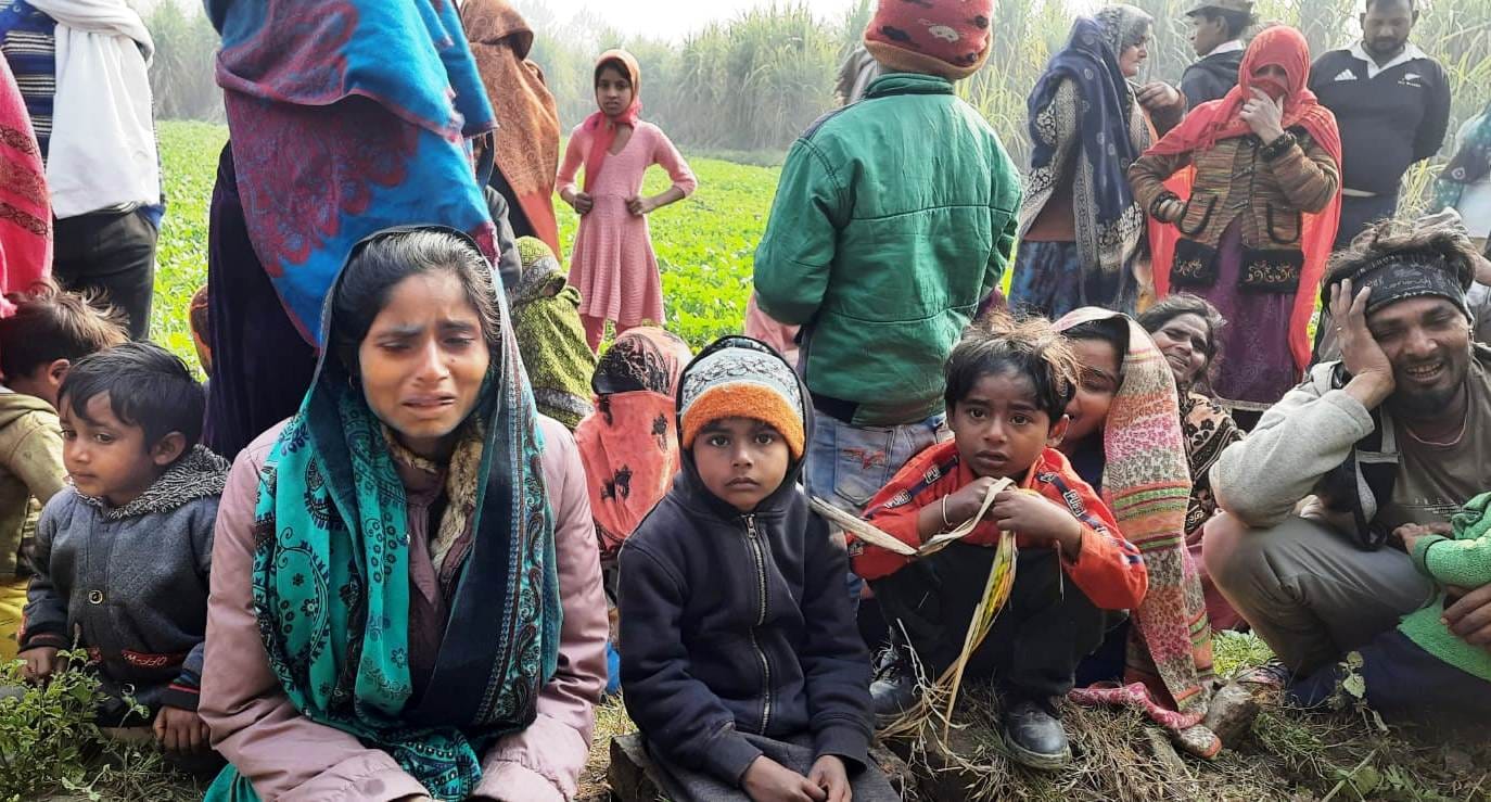 मुजफ्फरनगर : बुढ़ाना में गन्ने के खेत में लापता महिला का शव मिलने पर विलाप करते परिजन। मुजफ्फरनगर : बुढ़ाना में गन्ने के खेत में लापता महिला का शव मिलने पर विलाप करते परिजन।