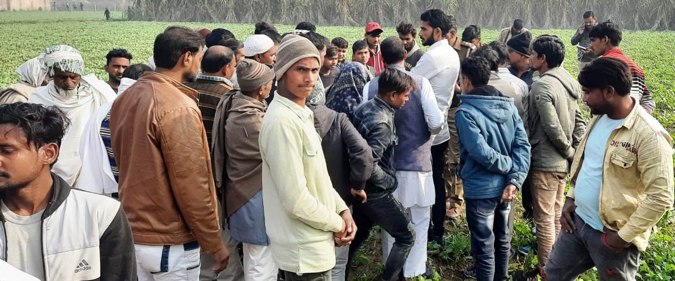 मुजफ्फरनगर : बुढ़ाना में गन्ने के खेत में लापता महिला का शव मिलने पर शव की शिनाख्त करते ग्रामीण व ? मुजफ्फरनगर : बुढ़ाना में गन्ने के खेत में लापता महिला का शव मिलने पर शव की शिनाख्त करते ग्रामीण व ?