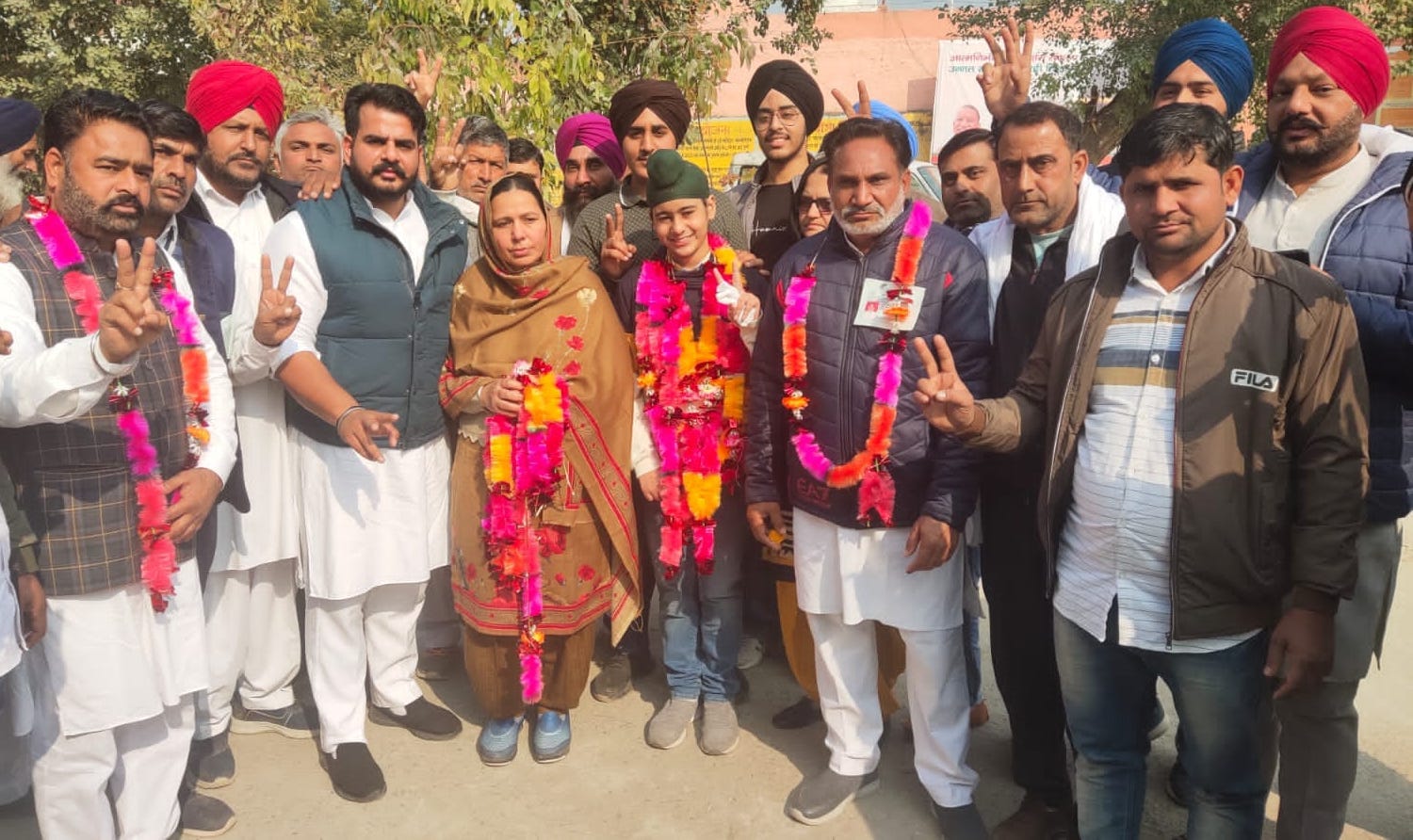 चौसाना में प्रधान पद पर विजयी होने के बाद सर्मथकों के साथ खुशी मनाती सिमरनजीत कौर