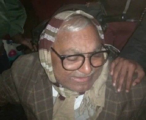 खैर बाईपास पर अधिवक्ता की सड़क दुर्घटना में हुई मौत के बाद विलाप करते परिजन। संवाद खैर बाईपास पर अधिवक्ता की सड़क दुर्घटना में हुई मौत के बाद विलाप करते परिजन। संवाद