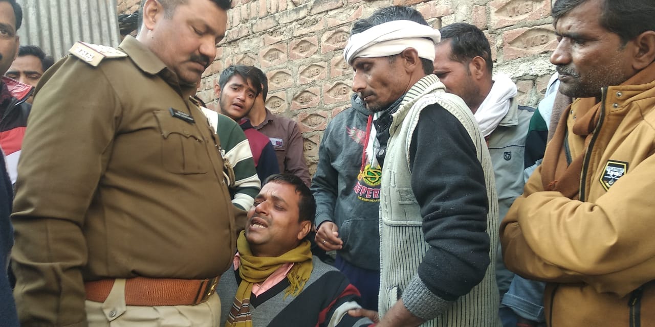 बिलख रहे पिता को ढांढस बंधाते बकेवर थाना प्रभारी विद्यासागर सिंह बिलख रहे पिता को ढांढस बंधाते बकेवर थाना प्रभारी विद्यासागर सिंह