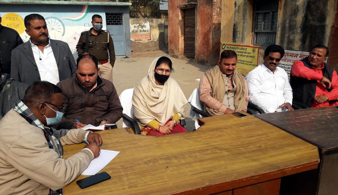 खेकड़ा खंड विकास कार्यालय पर आयोजित बैठक मे मंचासीन ब्लाक प्रमुख रश्मि धामा और अन्य अतिथि