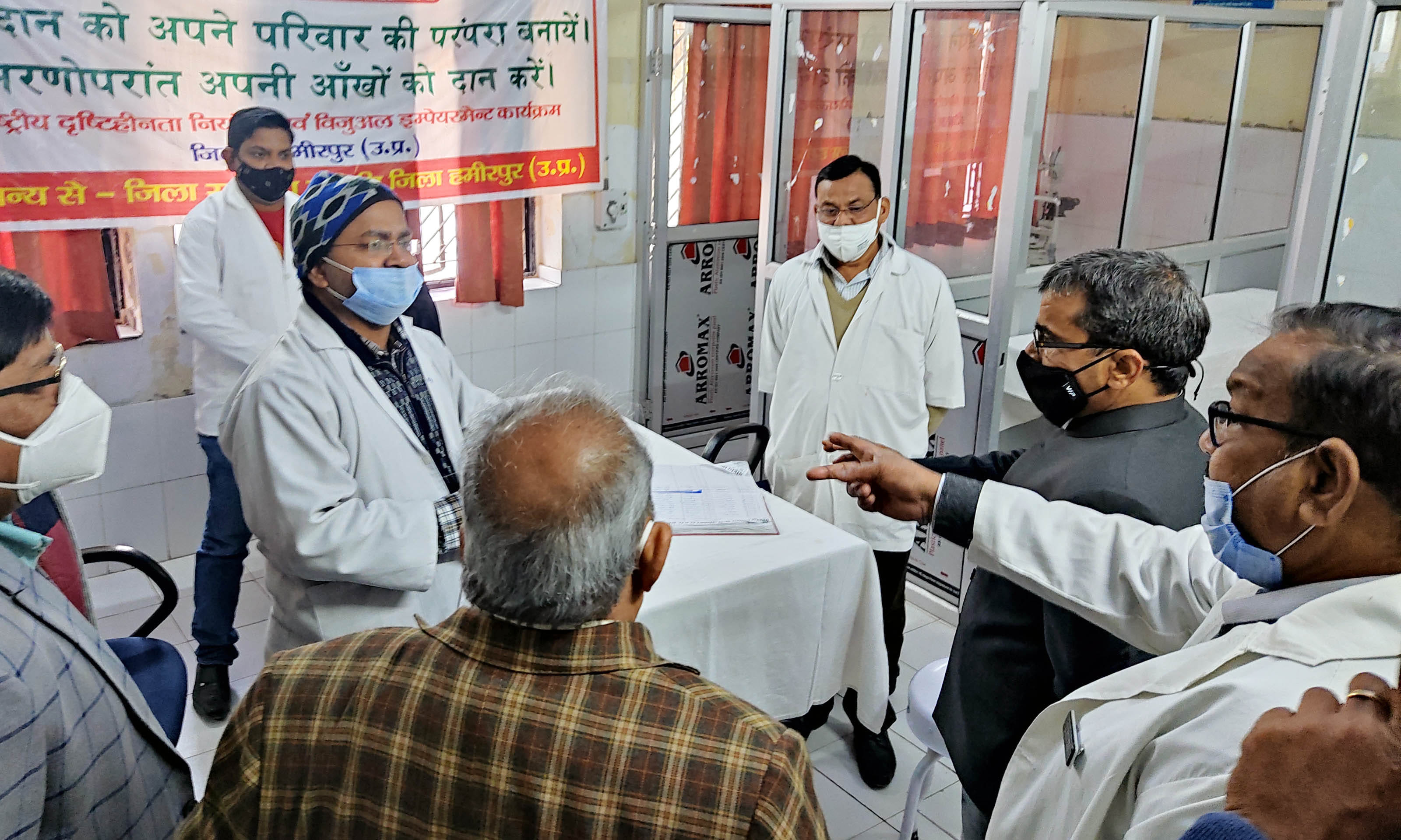 जिला अस्पताल के नेत्र विभाग की ओपीडी में चिकित्सकों से मोतियाबिंद के ऑपरेशन बंद होने के बारे में जिला अस्पताल के नेत्र विभाग की ओपीडी में चिकित्सकों से मोतियाबिंद के ऑपरेशन बंद होने के बारे में