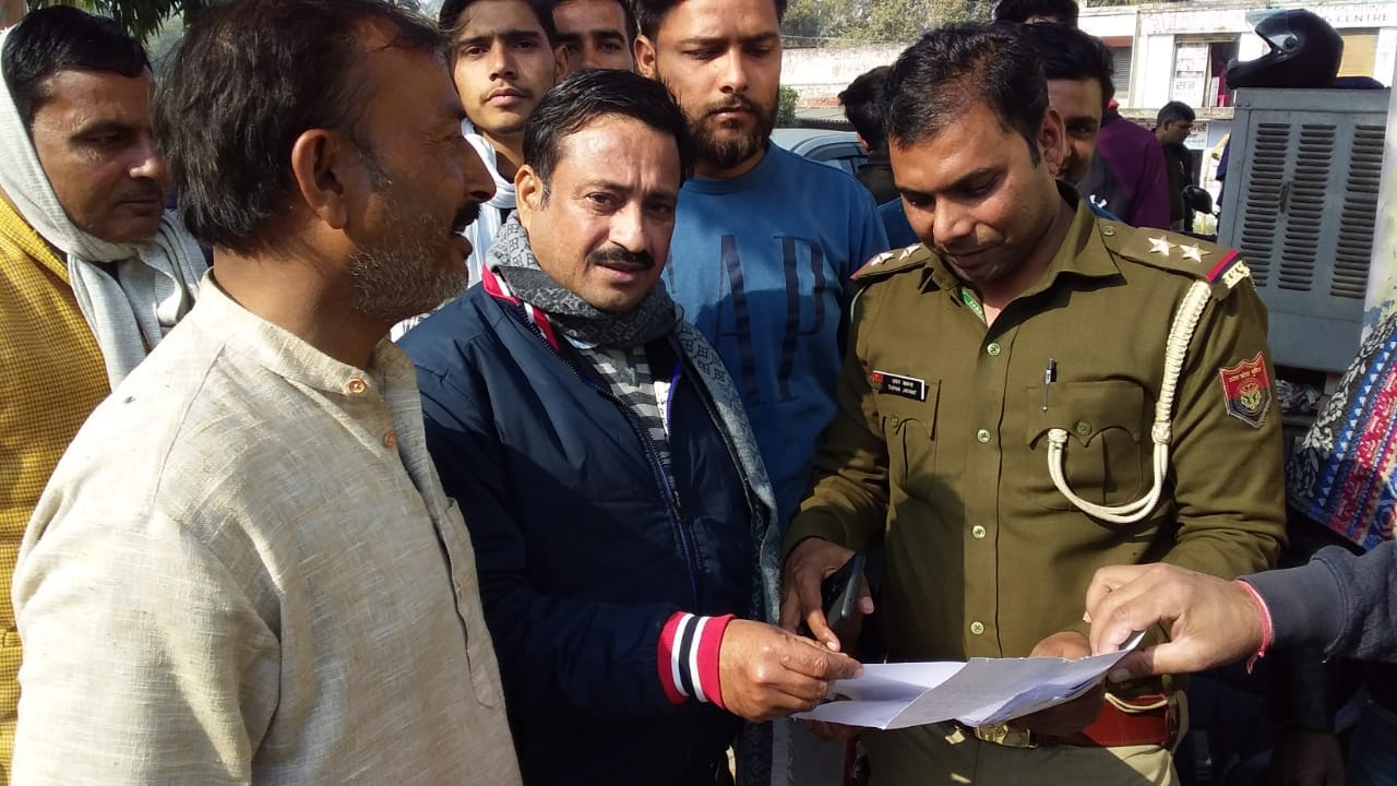 पुलसि को प्रार्थना पत्र देते बिक्री केंद्र अधिकारी संजय गुप्ता।