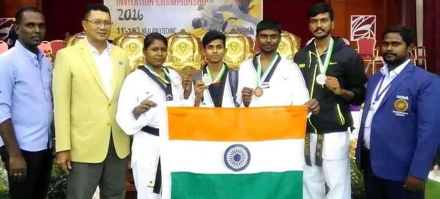 मलेशिया में जीत के बाद टीम के साथ बीच में मेडल दिखाता खिलाड़ी पवनेश कुमार की फाइल फोटो। संवाद
