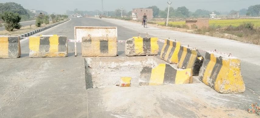 सत्र न्यायालय के सामने हाईवे पर हुई खुदाई। संवाद