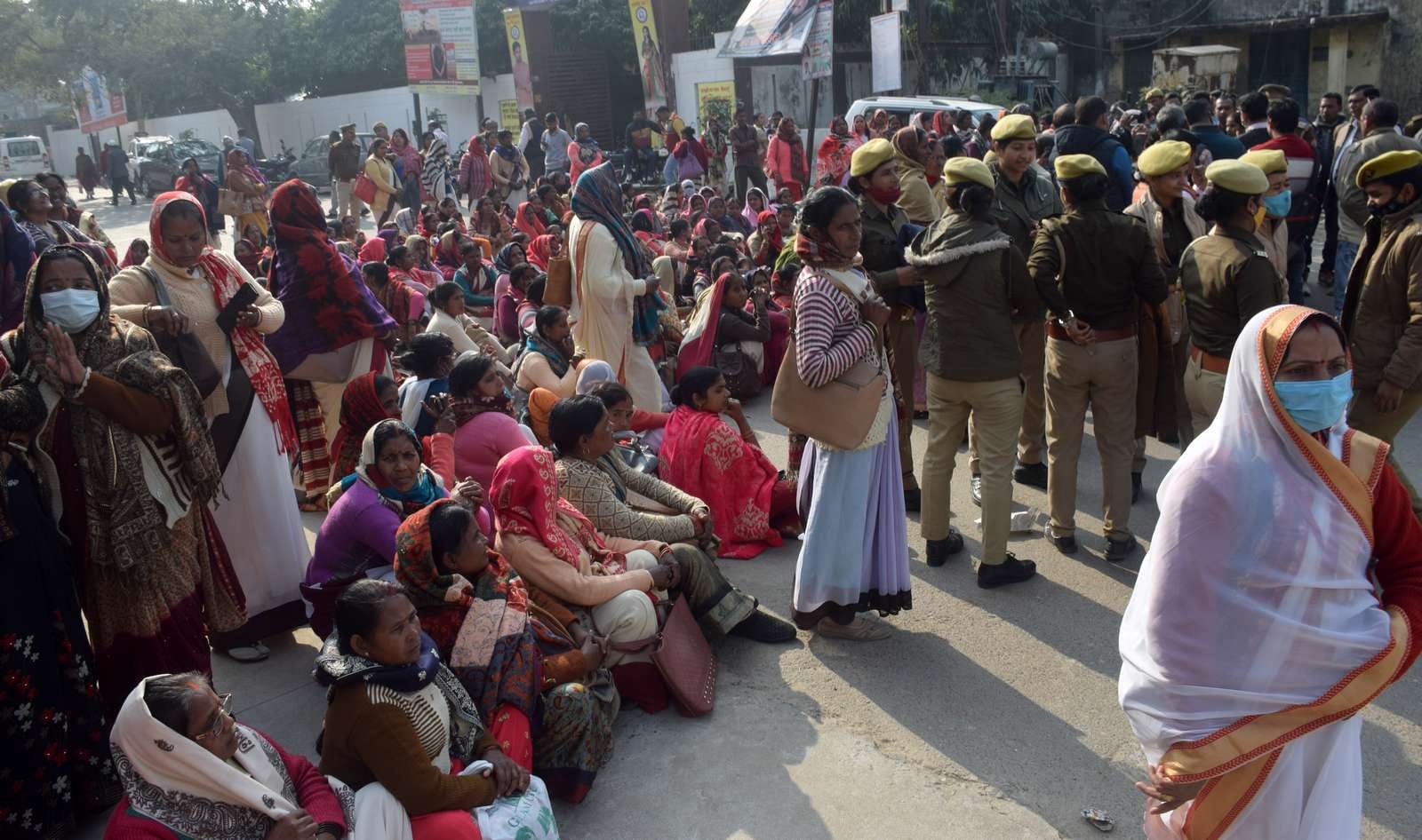 जिलाधिकारी कार्यालय के बाहर अपनी मागों को लेकर प्रदर्शन करती आशा बहु। जिलाधिकारी कार्यालय के बाहर अपनी मागों को लेकर प्रदर्शन करती आशा बहु।