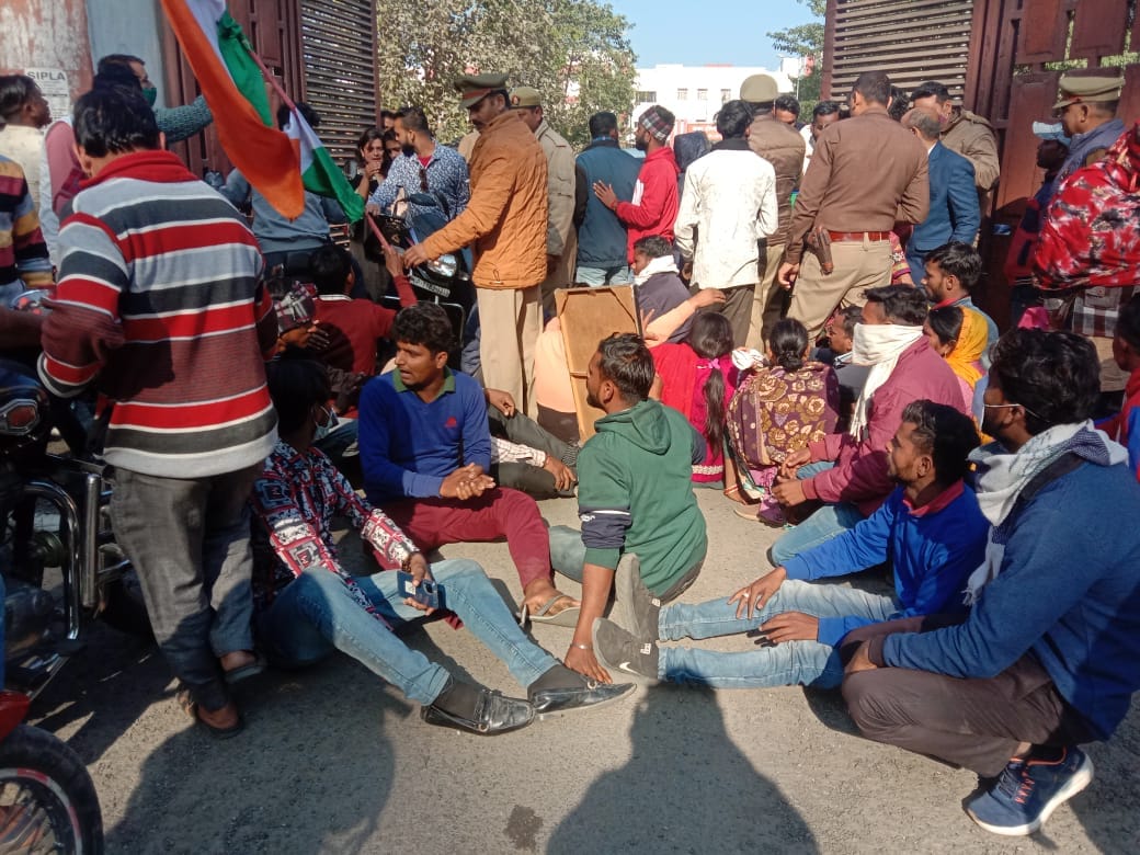 मेडिकल कॉलेज का द्वार खोलने का जमीन पर लेटकर विरोध करते अस्थाई कर्मचारी मेडिकल कॉलेज का द्वार खोलने का जमीन पर लेटकर विरोध करते अस्थाई कर्मचारी