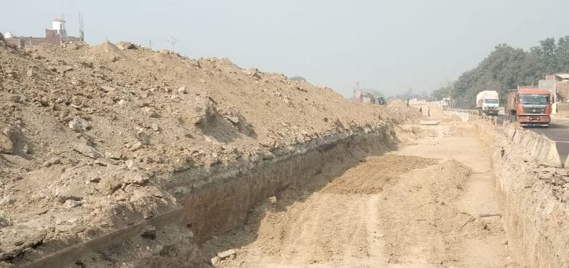 रिटेनिंग वॉल के लिए हुई खुदाई, मिट्टी का ढेर। संवाद