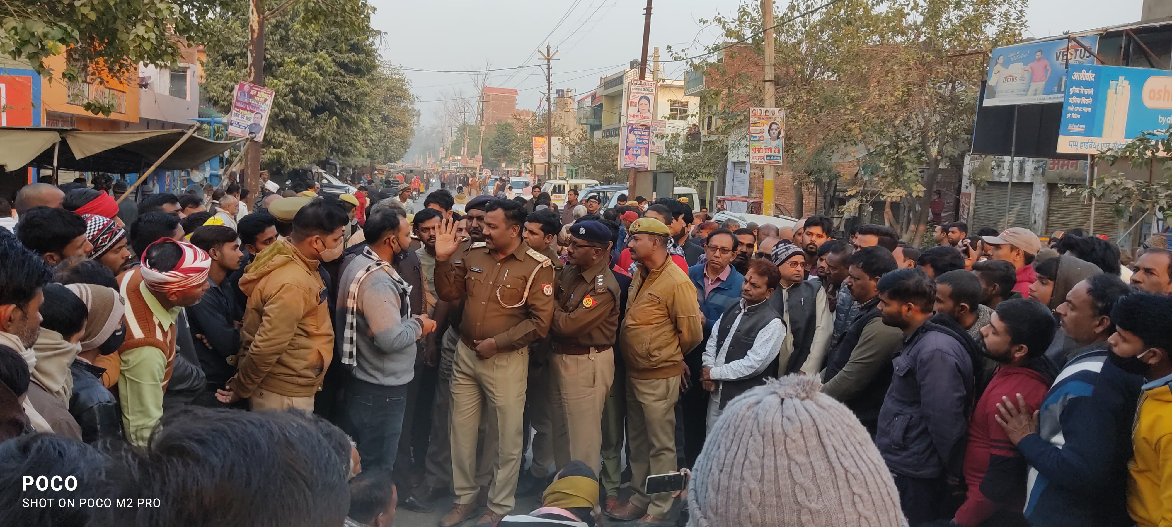 सड़क पर जाम लगाए बैठे परिजन और समझाते पुलिस अधिकारी सड़क पर जाम लगाए बैठे परिजन और समझाते पुलिस अधिकारी