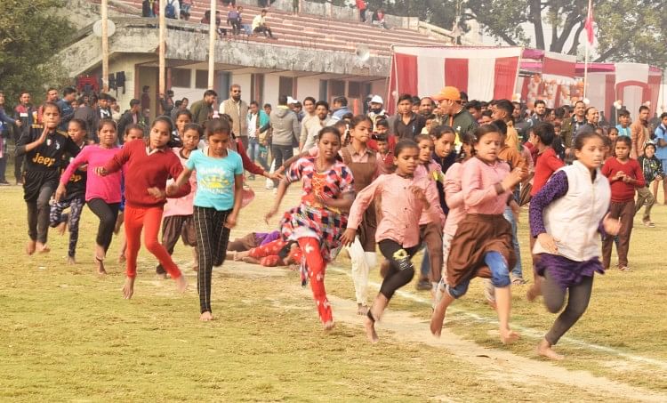खेल की 35वीं खेल खेल प्रतिद्वंदी का रंगरंग लॉन्चिंग शाहपुर के स्टेज पोर्टल में पोर्टल की संरचना में सुसज्जित सौ मीटर की दौड़ में