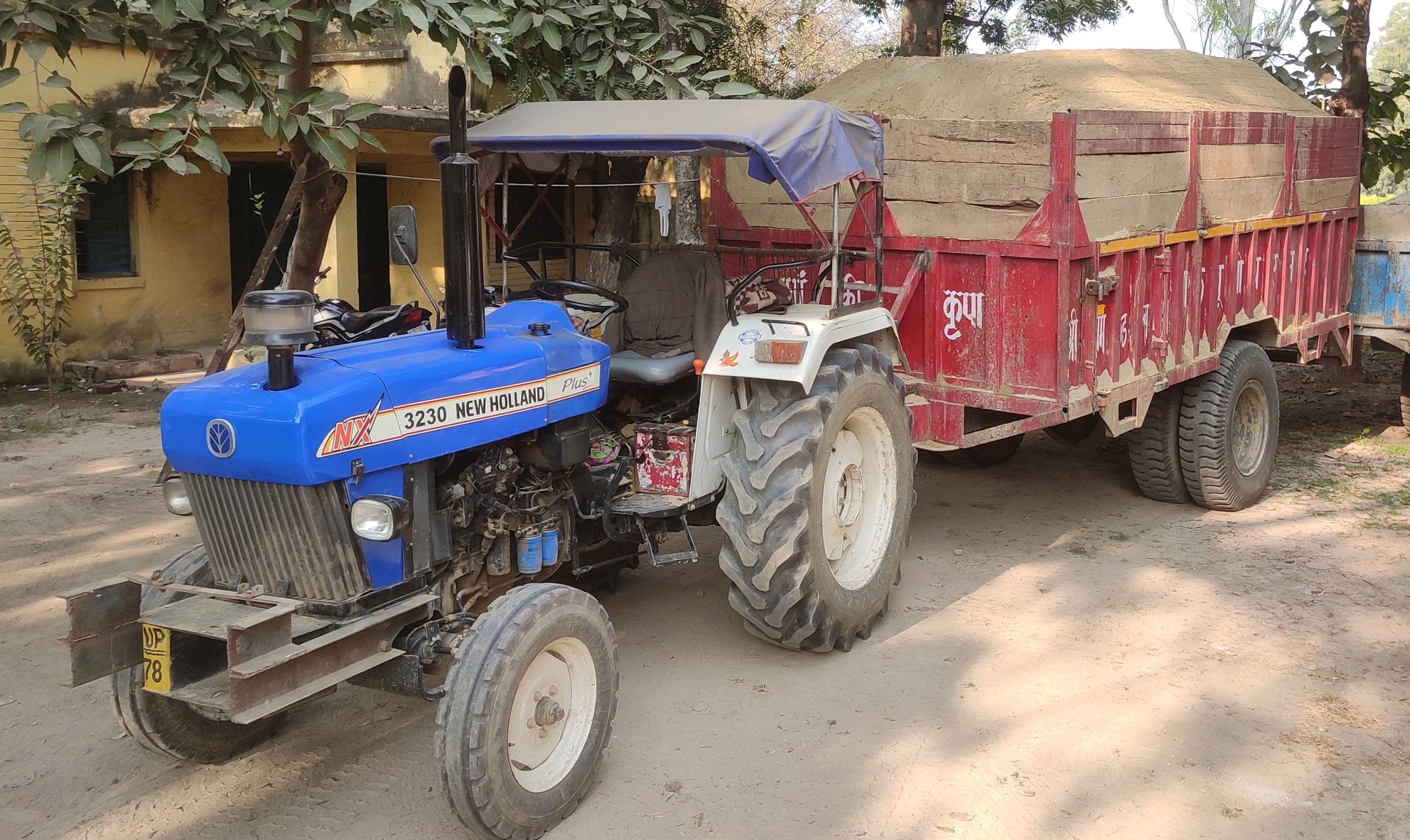 थाने में खड़ा ट्रैक्टर। संवाद थाने में खड़ा ट्रैक्टर। संवाद