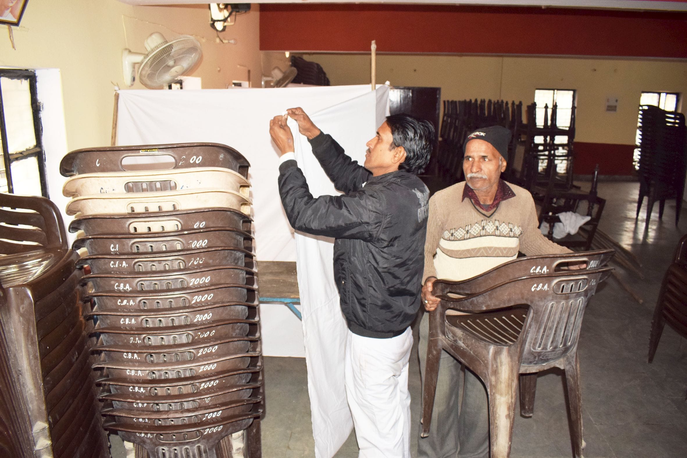 शाहजहांपुर में बृहस्पतिवार को होने वाले सेंट्रलवार एसोएशिन के मतदान को लेकर वूथ बनाते कर्मचारी शाहजहांपुर में बृहस्पतिवार को होने वाले सेंट्रलवार एसोएशिन के मतदान को लेकर वूथ बनाते कर्मचारी