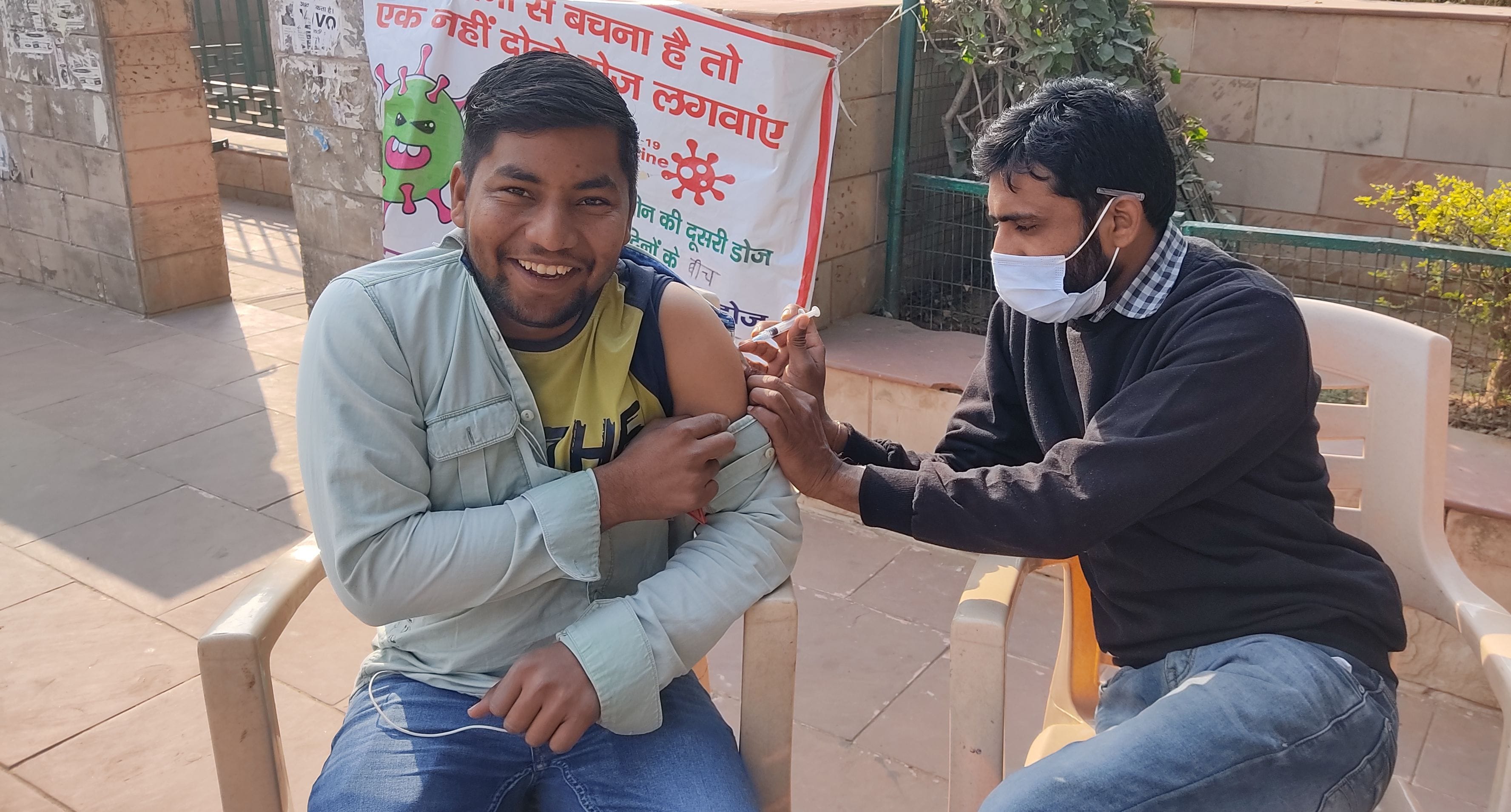 पपीहा पार्क के बाहर वैक्सीन लगवाता शहरवासी। पपीहा पार्क के बाहर वैक्सीन लगवाता शहरवासी।