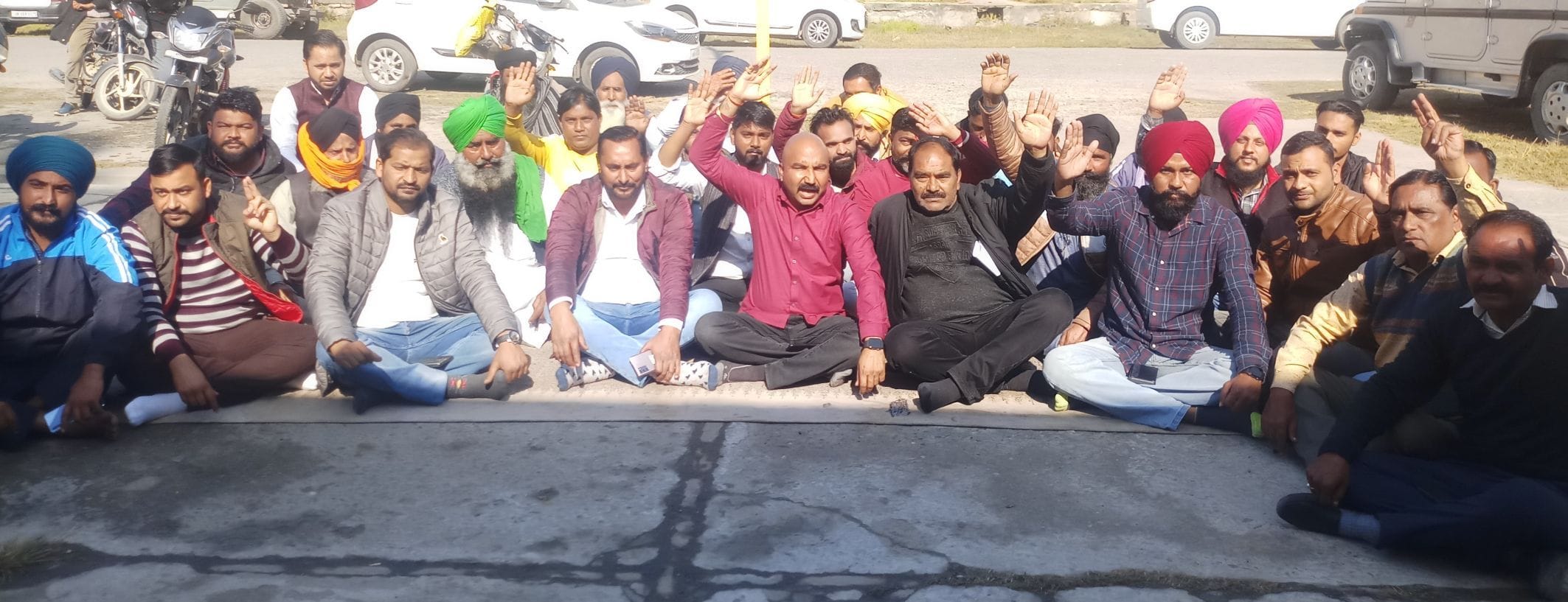 सितारगंज में धरने पर बैठे कांग्रेसी।