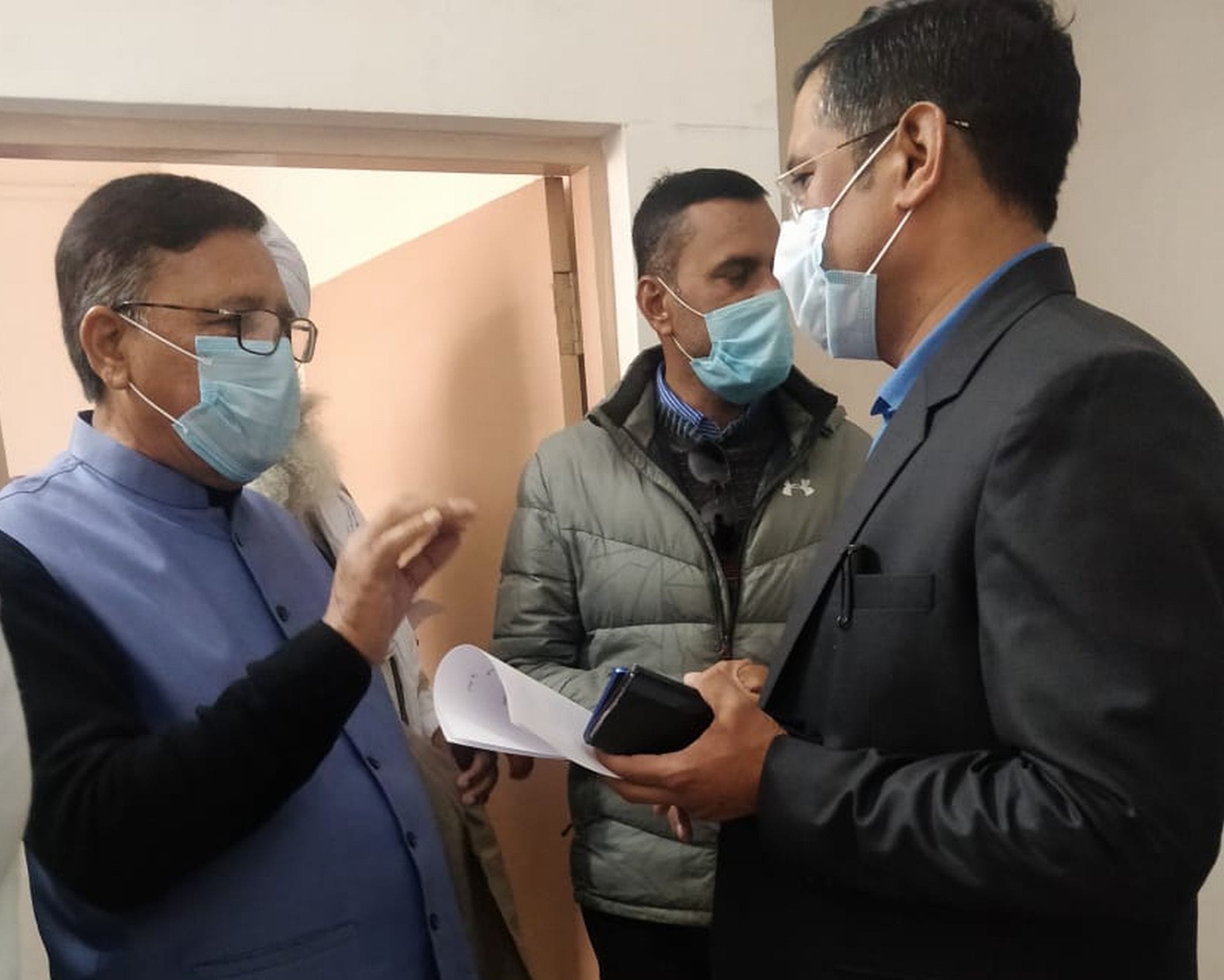 रुद्रपुर में डीएम से मिलता किसानों का शिष्टमंडल।