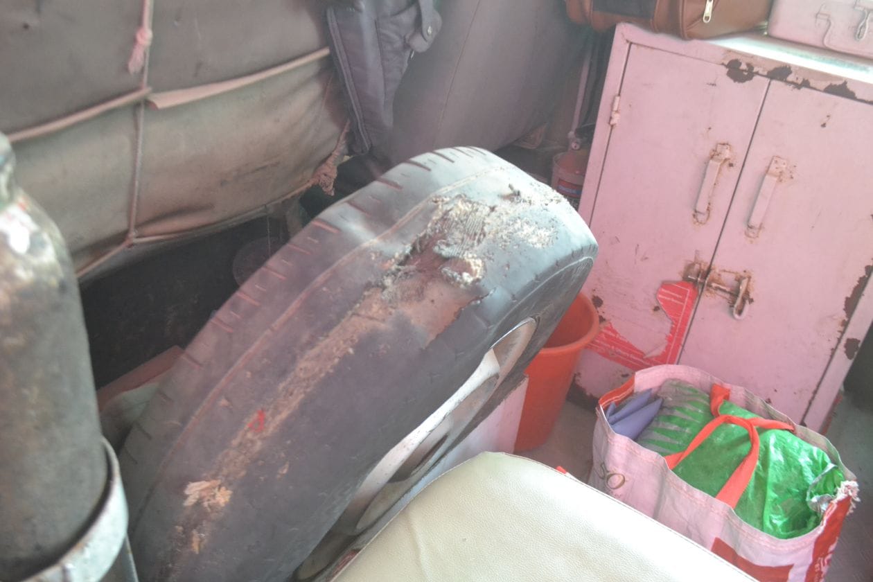 सरकारी एम्बुलेंस के अंदर रखी फ़टी हुई स्टपनी संवाद सरकारी एम्बुलेंस के अंदर रखी फ़टी हुई स्टपनी संवाद