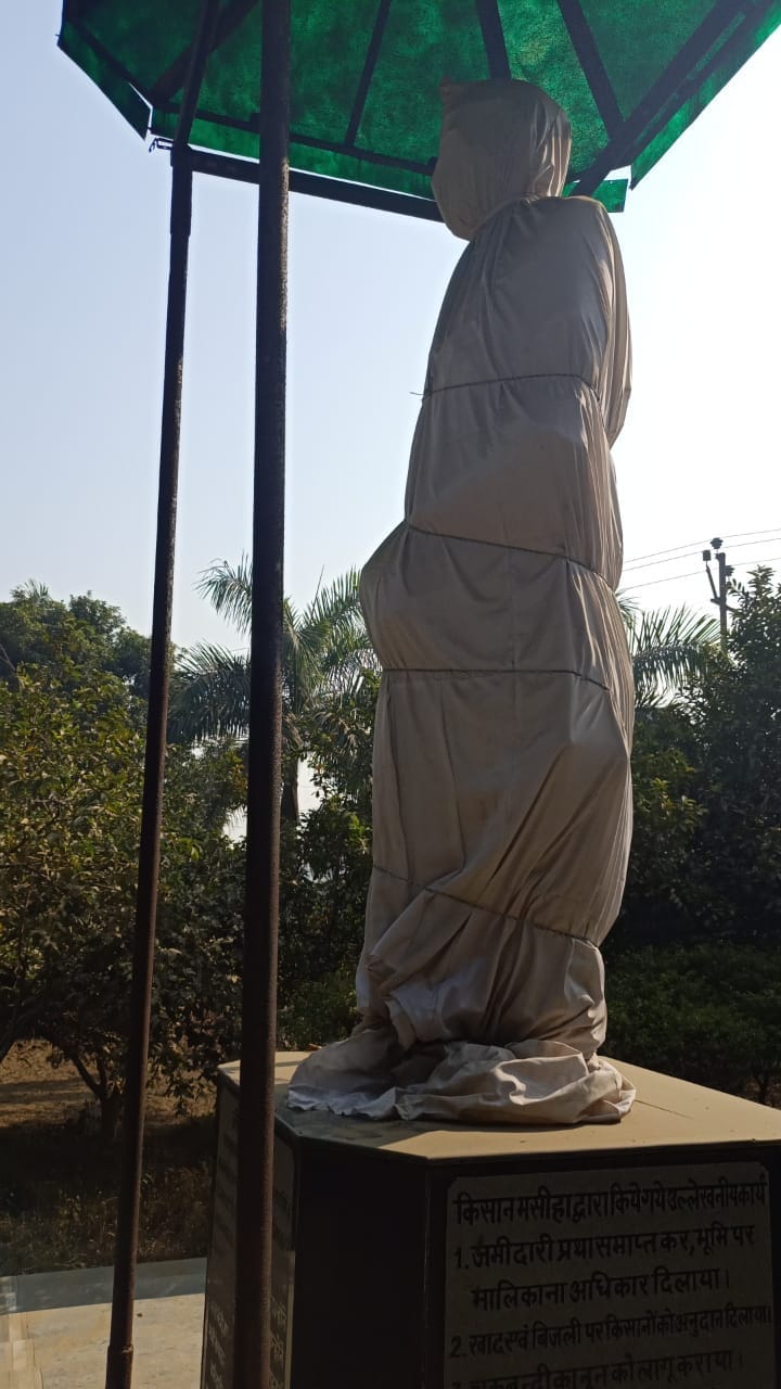 कांधला-बुढ़ाना मार्ग पर परासौली गांव के पास पन्नी से बंधी चौधरी चरण सिंह की प्रतिमा कांधला-बुढ़ाना मार्ग पर परासौली गांव के पास पन्नी से बंधी चौधरी चरण सिंह की प्रतिमा